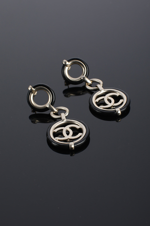 Серьги круглые,черный обод,лого серебряные 026127