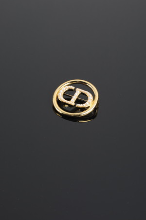 Брошь золотой круг,лого в камнях золотая 026227