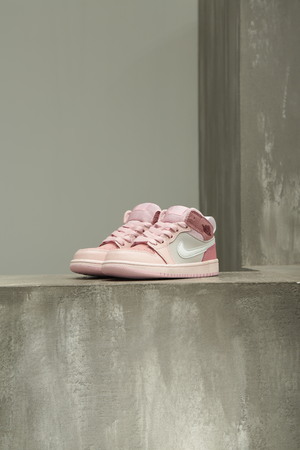 Спорт кросівки біле лого рожеві шкіра 026350