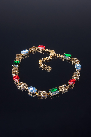 Ожерелье голубой, зеленый, красные камни золотое лого золотой 031813