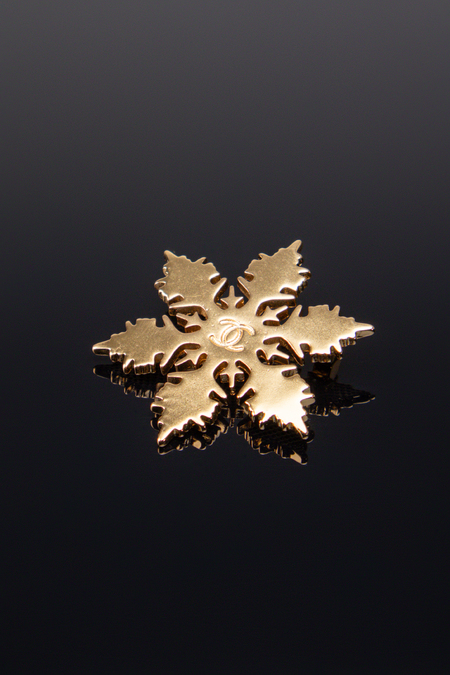 Брошь красная жемчужина с золотым лого золото 034074