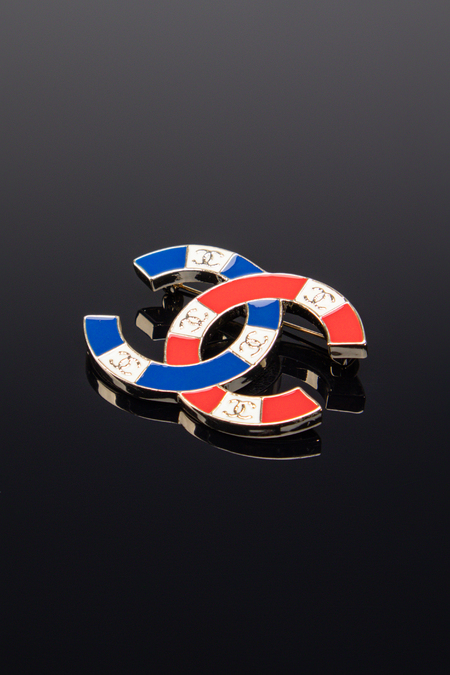 Брошь золотое лого синий красный белый 034098
