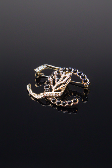 Брошь черные и прозрачные камни серебро 034100