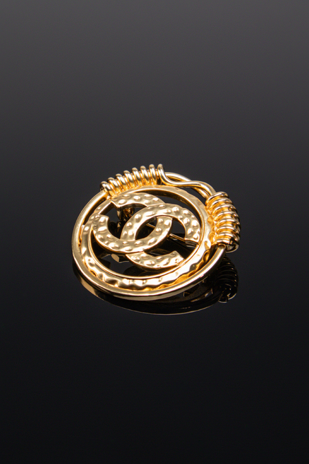 Брошь лого золото 034102