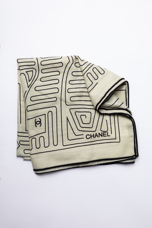 Палантин чорне лого молочний 037863