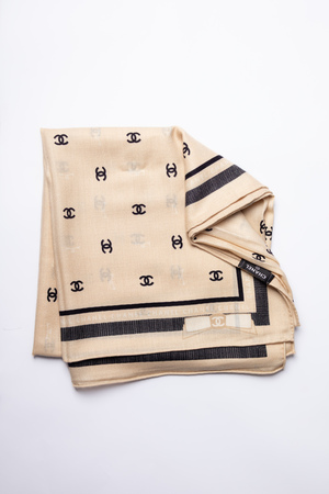 Палантин монограм світло-бежевий 037870